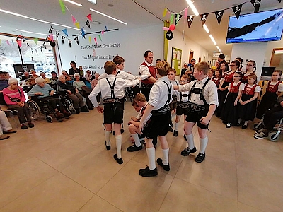 Auftanz der Ellmauer Trachtlerkinder