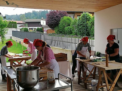 Brodakrapfen der Söllandler Bäuerinnen für das Pflegeheim Scheffau