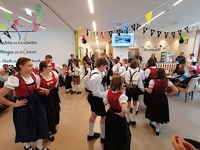 Auftanz der Ellmauer Trachtlerkinder