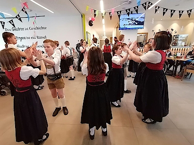 Auftanz der Ellmauer Trachtlerkinder